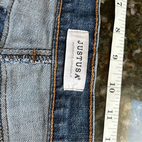 JUSTUSA cut off raw hem jeans shorts. Minor distressing. Stretch. Medium rise - Picture 9 of 10